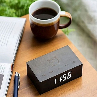 Flip Click Clock Black wood - Ψηφιακό ρολόι-ξυπνητήρι επιτραπέζιο - Gingko