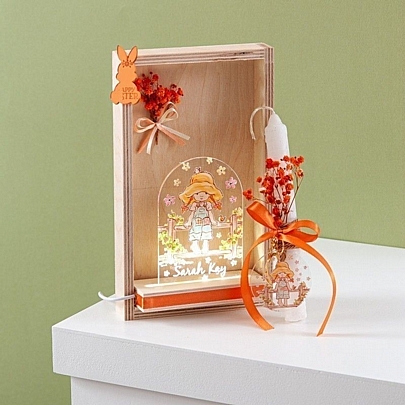 Πασχαλινή Λαμπάδα σε Ξύλινο Κουτί με Φωτιστικό Led & Plexiglass Αρωματική Άσπρη (18εκ.) - Μπρελόκ: Sarah Kay