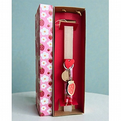 Πασχαλινή λαμπάδα Αρωματική Άσπρη (24εκ.) - Μπρελόκ & Μαγνητάκι: Φράουλα & Καρδιά